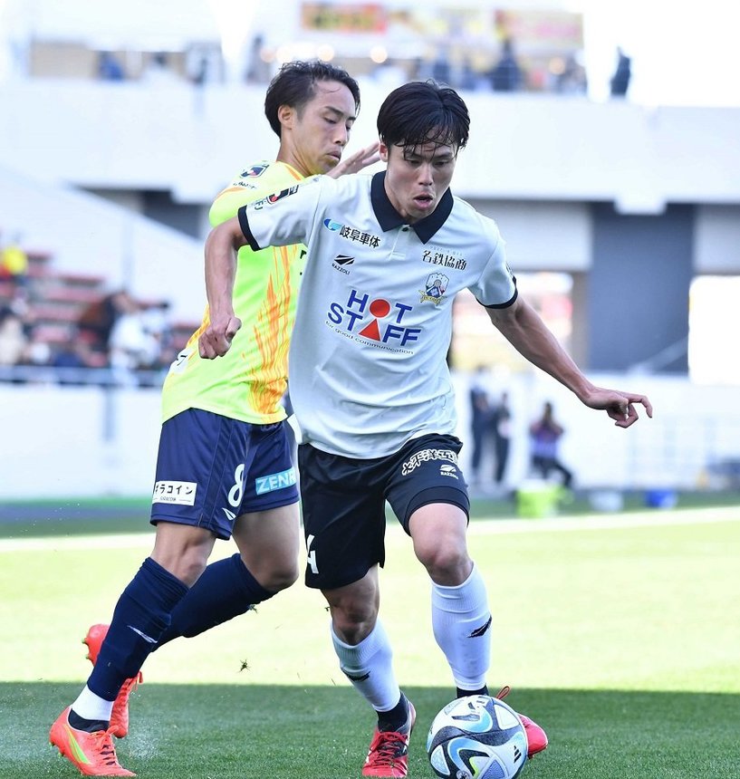 北九州×ＦＣ岐阜＝前半、バイタルエリアへ攻め込むＦＣ岐阜のＭＦ生地＝ミクニワールドスタジアム北九州