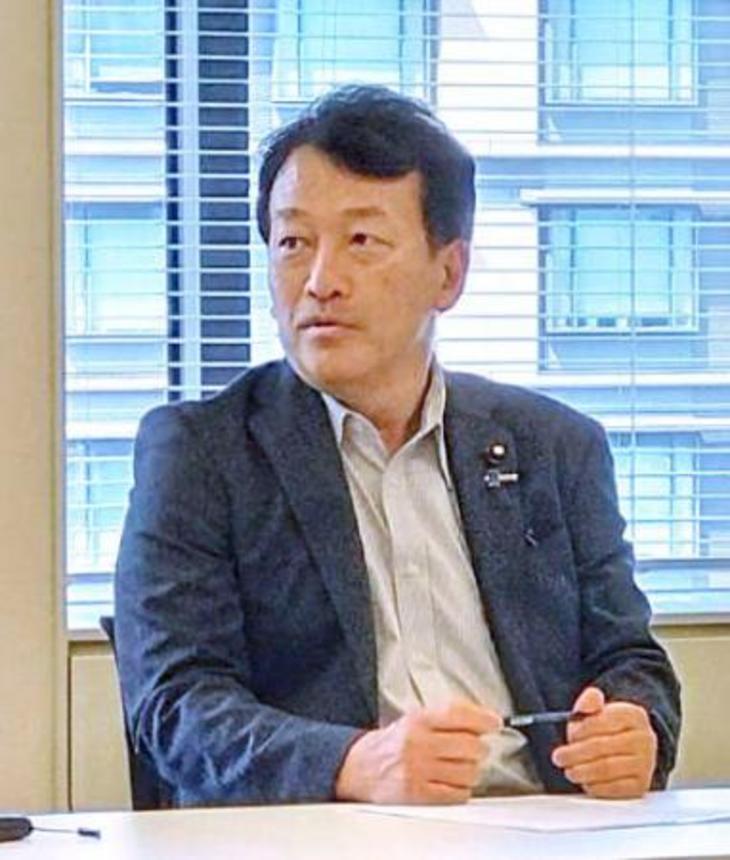 　記者団の取材に応じる笹川博義農水副大臣＝２９日、国会