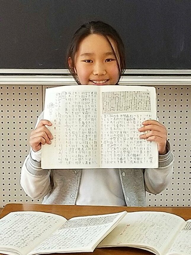 岐阜新聞のコラム「分水嶺」を活用した自主学習を続けている鳥澤友結さん＝山県市大森、伊自良南小学校