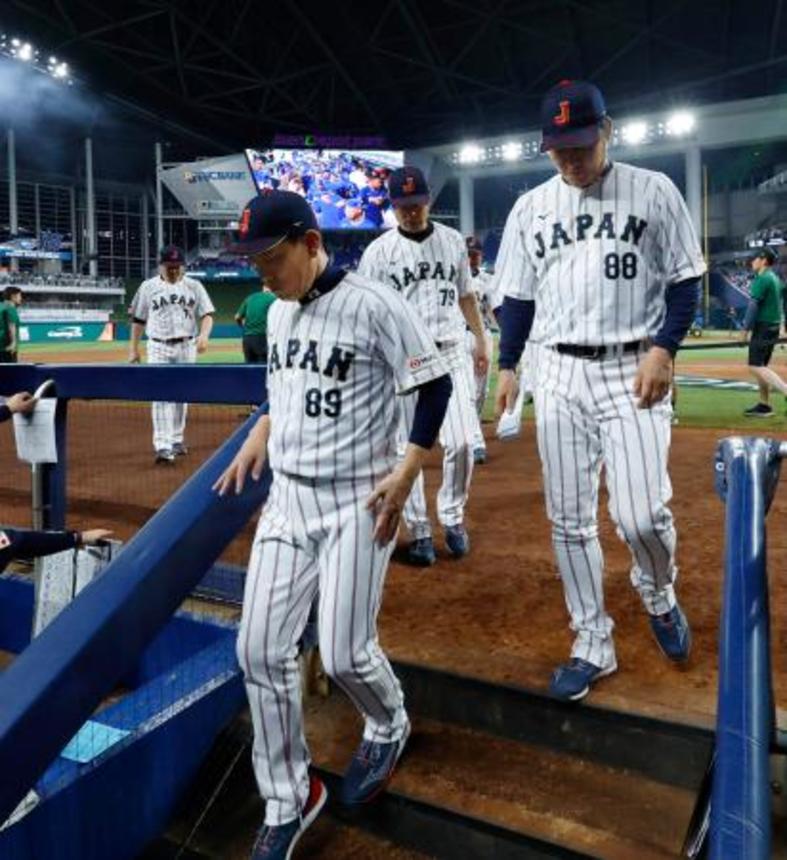 　ベネズエラに敗れ、引き揚げる井端監督（手前）ら＝マイアミ（共同）