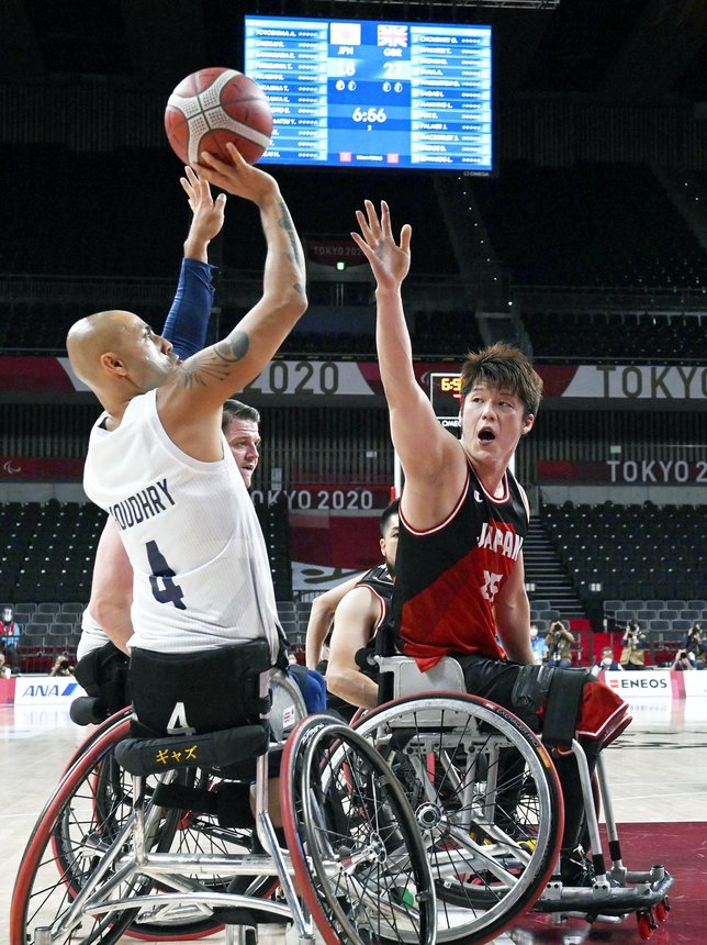 車いすバスケット準決勝　男子日本ー英国第２クオーター、ディフェンスする秋田啓（右）＝有明アリーナ