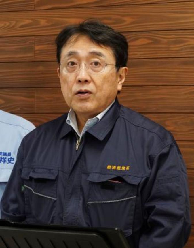 　熊本県八代市や氷川町を視察後、記者団の取材に応じる赤沢経産相＝１８日午後、氷川町