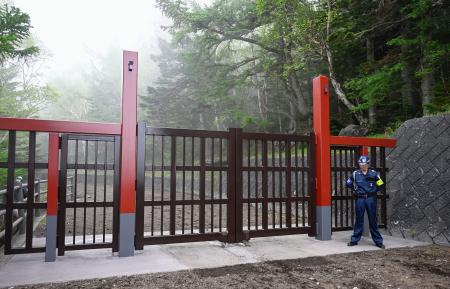 　富士山の山梨県側登山道「吉田ルート」の５合目に完成した常設ゲート＝１３日午後