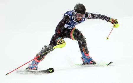 　アルペンスキー男子回転に出場したギニアビサウのウィンストン・タン。同国の冬季五輪参加は初めて＝１６日、ボルミオ（ロイター＝共同）