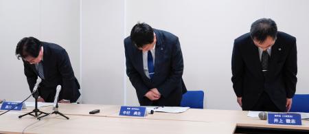 　記者会見で謝罪する長崎大の森口勇理事（左）ら＝６日午後、長崎市