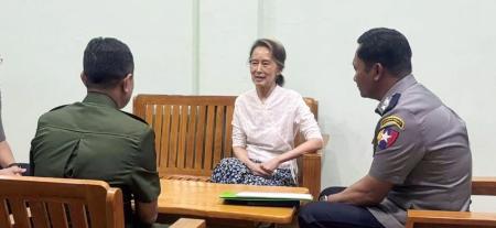 　ミャンマー国軍が４月３０日に公表したアウンサンスーチー氏（中央）の近影とみられる写真（共同）