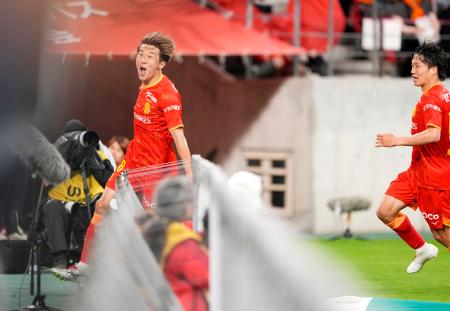 　名古屋―浦和　試合終了間際、決勝ゴールを決め駆け出す名古屋・永井（左）＝豊田