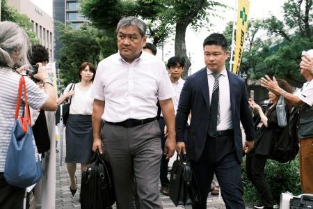 　再審請求のため大阪高裁に向かう、緒方秀彦受刑者の弁護団＝２６日午後