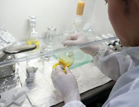 　小惑星ベンヌの試料を分析する様子（古川善博東北大教授提供）