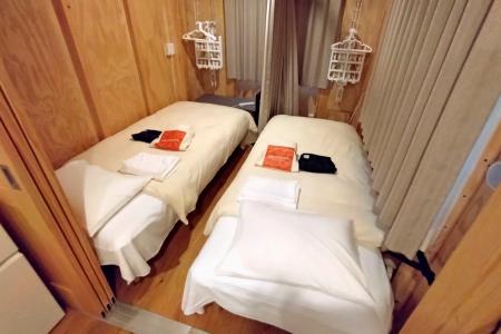 　宿泊拠点の一つとなっているコンテナ型仮設施設の室内＝２７日、名古屋市
