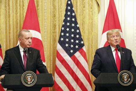 　２０１９年、ホワイトハウスで記者会見するトランプ米大統領（右）とトルコのエルドアン大統領＝ワシントン