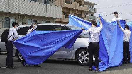 　山下市郎容疑者の自宅の家宅捜索を終えた捜査員＝８日、静岡県袋井市