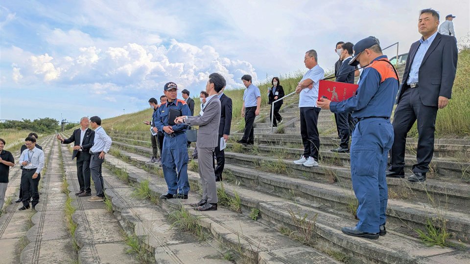 花火大会の会場を入念に視察する参加者＝大垣市東町、揖斐川河畔