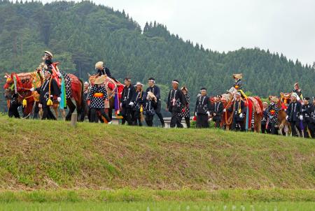 　着飾った馬が練り歩く伝統行事「チャグチャグ馬コ」＝１４日午前、岩手県滝沢市