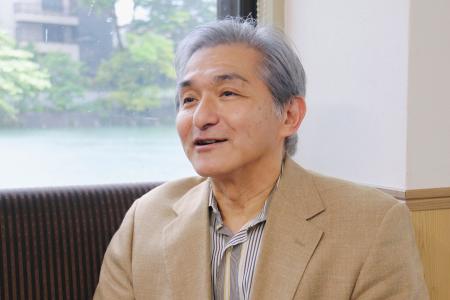 　インタビューに応じる菊岡稔氏＝２日午後、東京都大田区