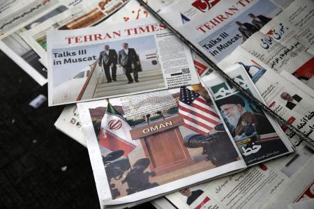 　米イラン核協議の特集を組むイランの新聞＝テヘラン（ゲッティ＝共同）