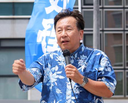　大分市で演説する立憲民主党の枝野元代表＝１３日