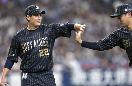 　４回のピンチを切り抜け笑顔の九里。７回１失点で７勝目＝京セラドーム