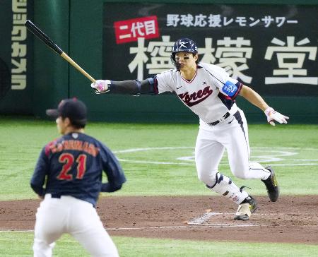 　１１月に行われた日本との強化試合で右前打を放つ韓国の宋成文＝東京ドーム