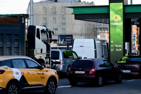 　モスクワのガソリンスタンドにできた行列＝６月（ゲッティ＝共同）