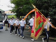 優勝メダルを胸に帰校した中京高ナイン＝３０日午後３時、瑞浪市土岐町、中京高校