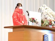 全校生徒の前で五輪を振り返っての思いや応援への感謝を語る村瀬心椛選手＝２８日午前９時１２分、本巣市仏生寺、岐阜第一高校
