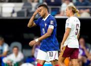 　フランス―スペイン　後半、ＦＫを外し悔しがるフランスのエムバペ（左）＝ダラス（共同）