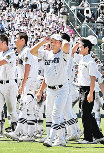 準決勝で敗れ、選手と共に引き揚げる県岐阜商の藤井潤作監督＝２１日午前１０時３４分、同（撮影・堀尚人）