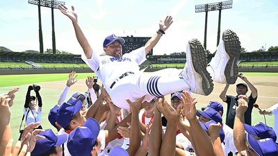 夏の県大会を制し胴上げされる県岐阜商の藤井潤作監督＝２８日午後０時２８分、岐阜市長良福光、ぎふしん長良川球場（撮影・堀尚人）