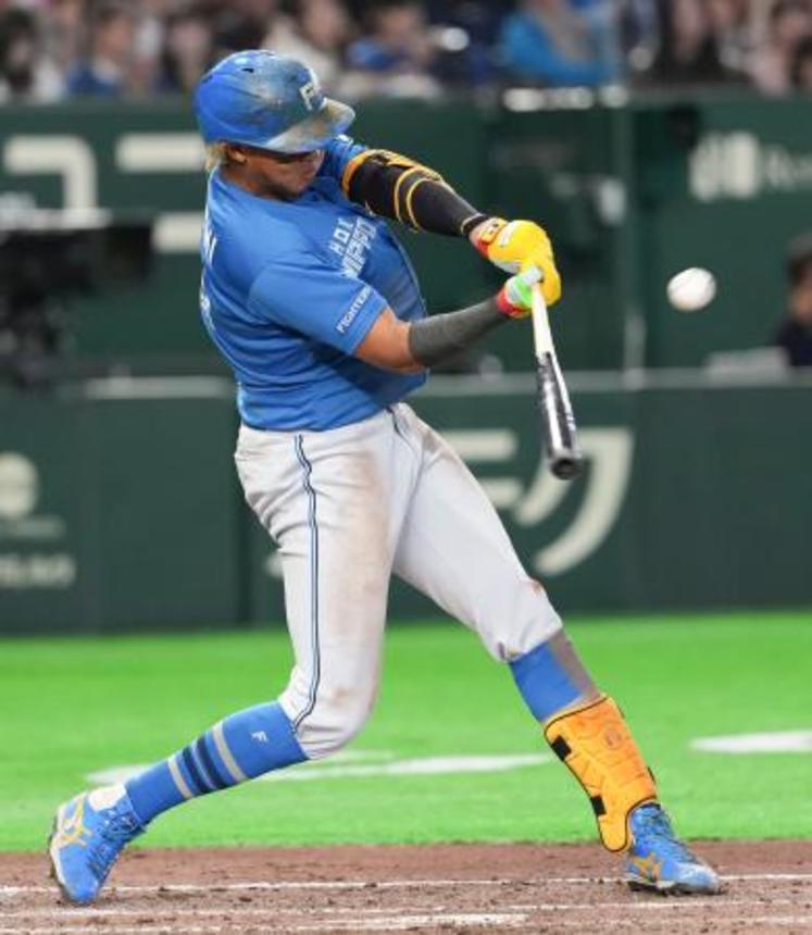 　４回、満塁本塁打を放つ日本ハム・水谷＝東京ドーム