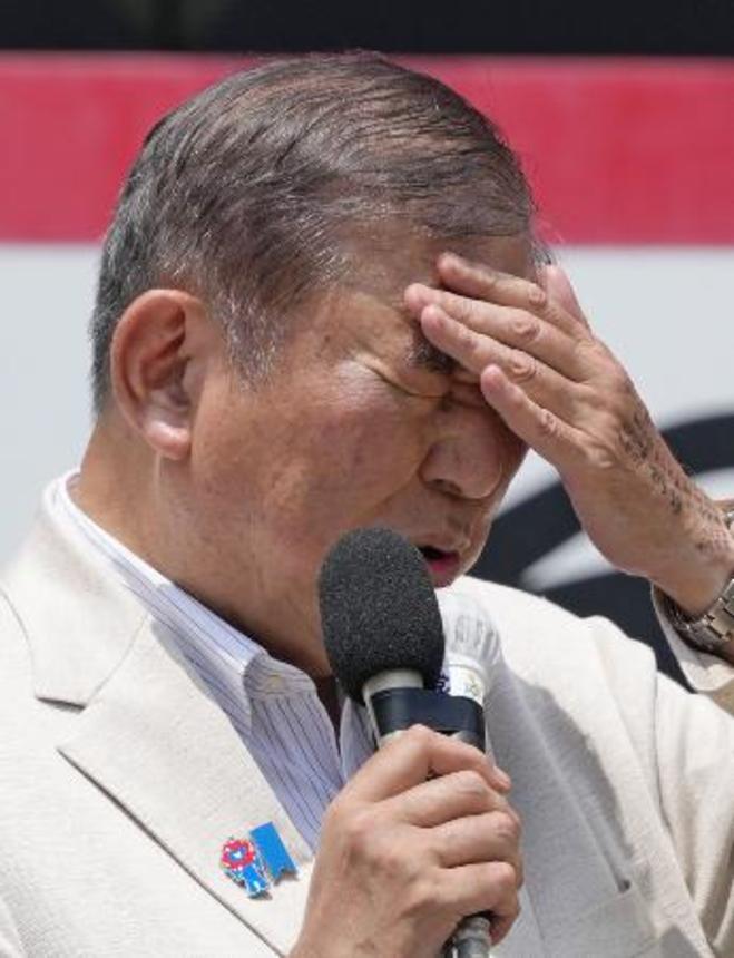 　街頭演説で支持を訴える自民党総裁の石破茂首相＝２０２５年７月１２日、名古屋市