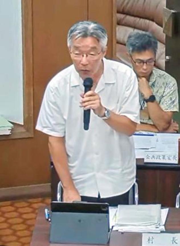 　東京都小笠原村議会の総務委員会で答弁する渋谷正昭村長＝２５日午前（議会の中継映像から）