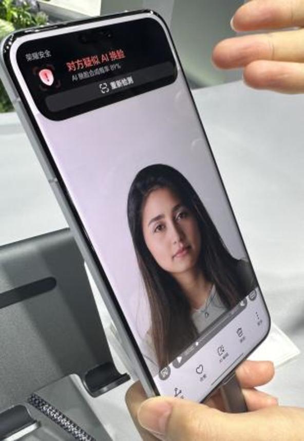 　合成写真かどうかＡＩで判定するＨＯＮＯＲのスマホ機能。画面には「ＡＩ合成確率８９％」と表示されている＝１８日、中国上海市（共同）