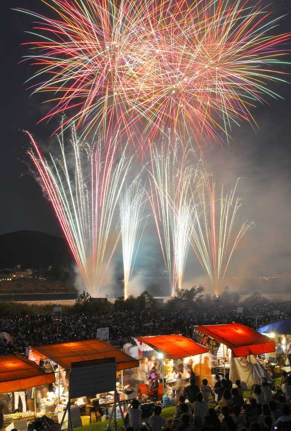 大勢の市民が詰め掛けた全国花火大会＝２０１９年８月、岐阜市の長良川河畔