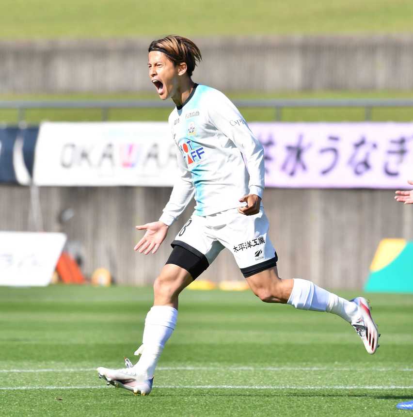 藤枝×ＦＣ岐阜＝後半途中から出場し、ハットトリックを決めたＦＣ岐阜のＦＷ藤岡＝藤枝総合運動公園サッカー場