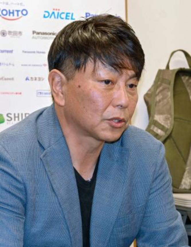 　取材に応じるＧ大阪の三上大勝フットボール本部長＝８日、大阪府吹田市