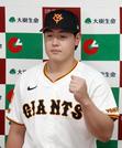 　月間ＭＶＰを受賞した巨人・岡本＝東京ドーム
