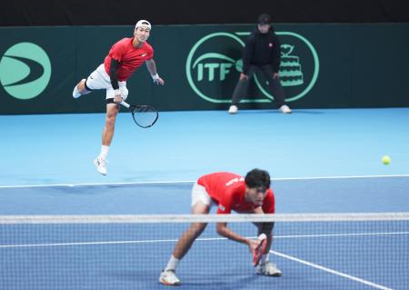 　日本―オーストリア　ダブルスでプレーする綿貫陽介（奥）、柚木武組＝有明コロシアム