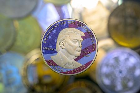 　「トランプコイン」と呼ばれる暗号資産のイメージ＝３月、ブリュッセル（ゲッティ＝共同）