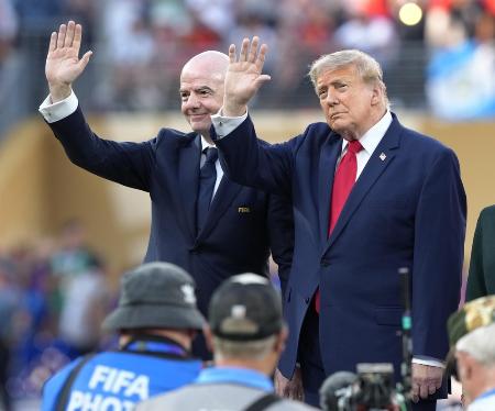 　サッカーＷ杯決勝のスペイン―アルゼンチン戦の表彰式に出席したトランプ米大統領。左はＦＩＦＡのインファンティノ会長＝１９日、ニューヨーク