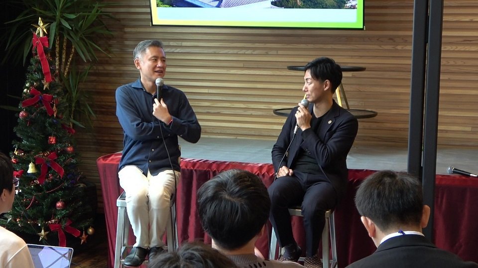 「岐阜塾」最終回で対談する藤井浩人さん（右）と秋元祥治さん＝美濃加茂市内