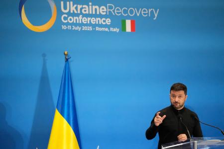 　１０日、ローマで開かれた「ウクライナ復興会議」の際に記者団と話すウクライナのゼレンスキー大統領（ＡＰ＝共同）