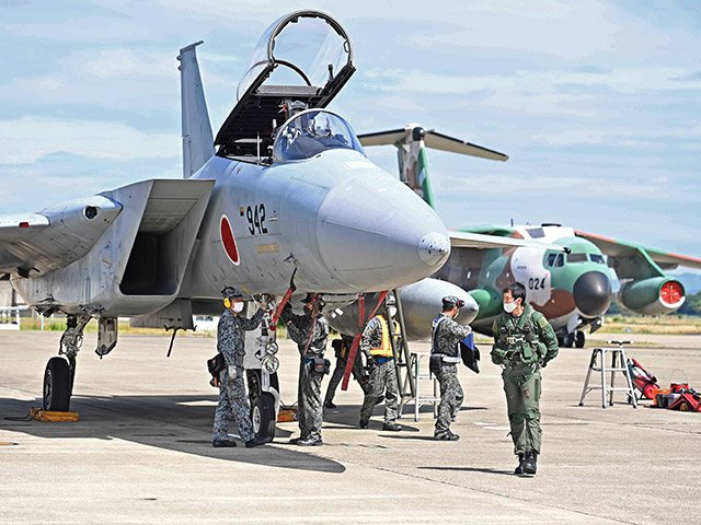 フライトを終え戻ってきたＦ１５戦闘機。２０１８年の航空祭では、まそたんの塗装をしてファンを沸かせた。右奥のＣ１輸送機も劇中でドラゴンとして登場する＝各務原市、航空自衛隊岐阜基地