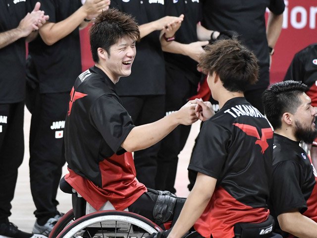 車いすバスケットボールで銀メダルが決まり、笑顔をみせる秋田啓＝有明アリーナ