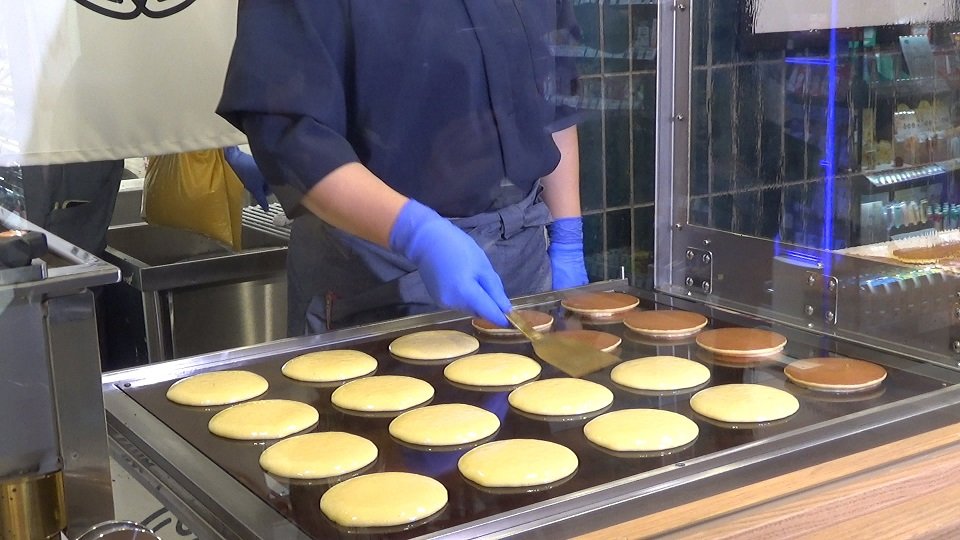 柏屋光章ではどら焼きを店頭で焼く