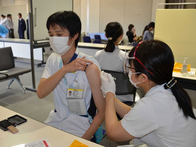 ３回目のワクチン接種を受ける医療従事者＝美濃加茂市古井町、中部療護センター