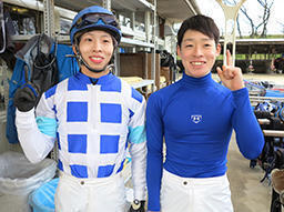 水野騎手（左）とレースを終えた渡辺竜也騎手。笹野博司厩舎の若手として飛躍が期待される