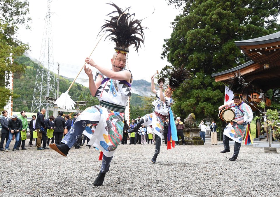 山里に春を呼び込む「鶏芸」を舞う福地若連中＝１０日午前１０時４９分、高山市奥飛騨温泉郷村上、村上神社