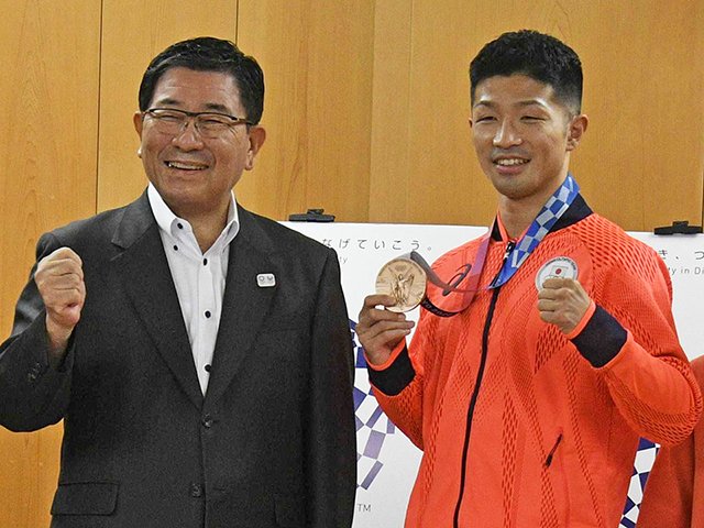 古田肇知事に銅メダルを披露する田中亮明選手（右）＝県庁