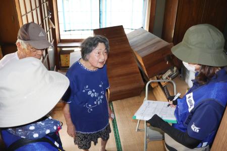 　在宅避難する内山幸子さん（中央）に支援ニーズを聞き取る熊本県宇城市の社会福祉協議会の保健師ら＝５日、宇城市